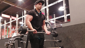 Armen trainen in de sportschool voor grotere armen!